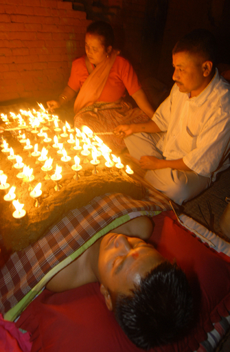「火の下にも6時間」？ネパールのヒンズー教祭典で祈りの儀式