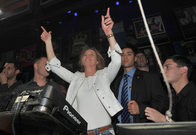 イスラエルのリブニ外相、支持者集めたパーティーで大はしゃぎ