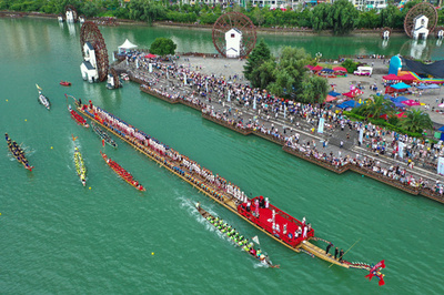 長さ77メートルのドラゴンボート登場 川でパレード 中国・貴州省