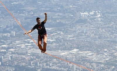 超高所でハラハラ綱渡り