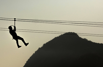 豪観光地でジップライン中に夫婦落下、夫が死亡 