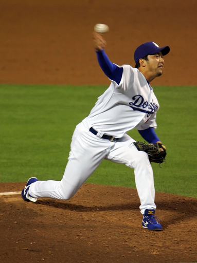 斉藤隆 今季15セーブ目を挙げる