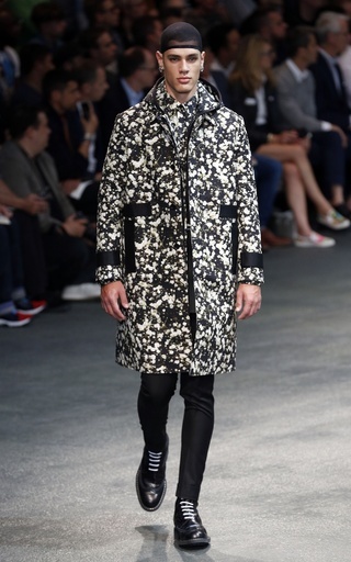 モノトーンに散りばめた花びら、「ジバンシィ」15年春夏メンズ