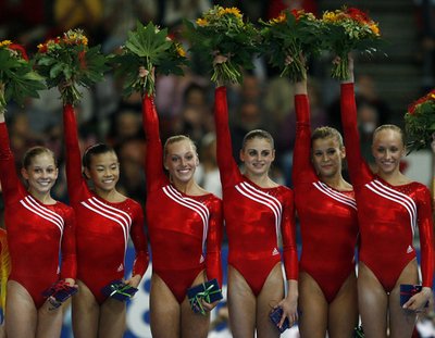 米国 世界体操女子団体で優勝を飾る