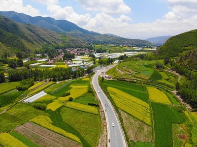 絶景のなかをドライブ…扎展道路 青海省