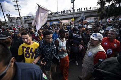 中米移民数百人、米国境近くの橋に集結 緊張高まる メキシコ北部ティフアナ