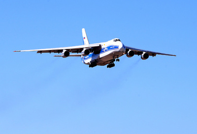 新型コロナ、医療支援物資積んだロシア機が米NY到着