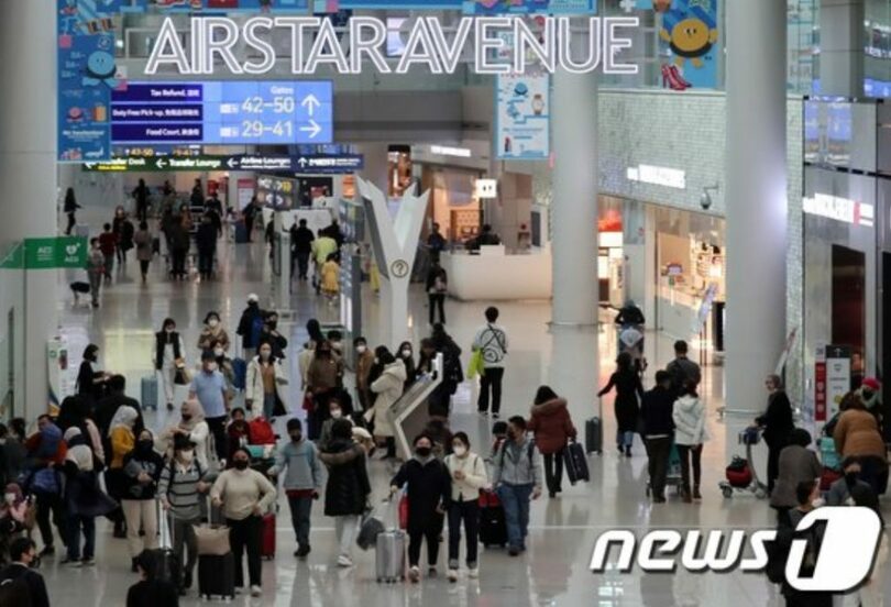 1日午前、新年を迎えて出国する旅行客でにぎわう仁川（インチョン）国際空港の免税店(c)news1