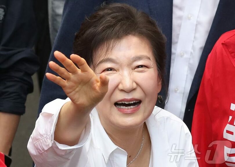 5月31日午後、大邱（テグ）市中区の西門市場を訪れ、市民に挨拶するパク・クネ元大統領(c)news1