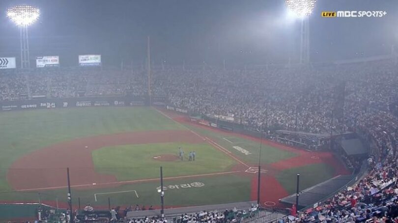 15日、韓国・釜山の社稷野球場で開かれたNCダイノス対ロッテ・ジャイアンツ戦。近隣会場の花火の煙が流れ込み、試合が中断された＝TVING中継画面(c)NEWSIS