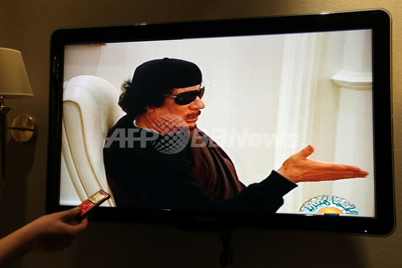 カダフィ大佐、息子の死後初めてテレビに登場 直後にNATO空爆