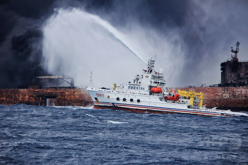 中国沖で衝突・火災のタンカーで新たに爆発、日本のEEZ内に漂流