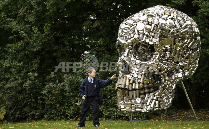 台所用品でできた巨大ドクロ、ロンドンの公園に現る