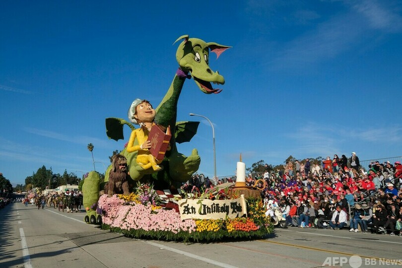 元日恒例のローズ・パレード 米加州