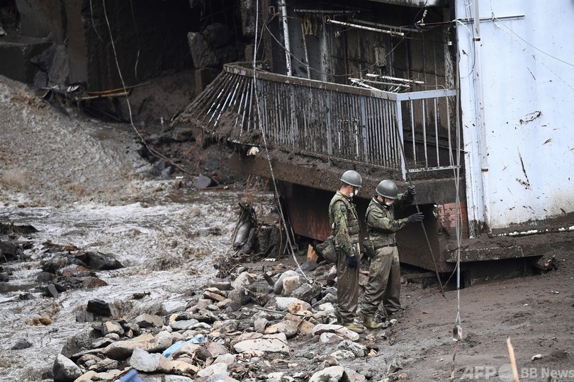 熱海土石流、80人の安否不明 懸命の捜索続く