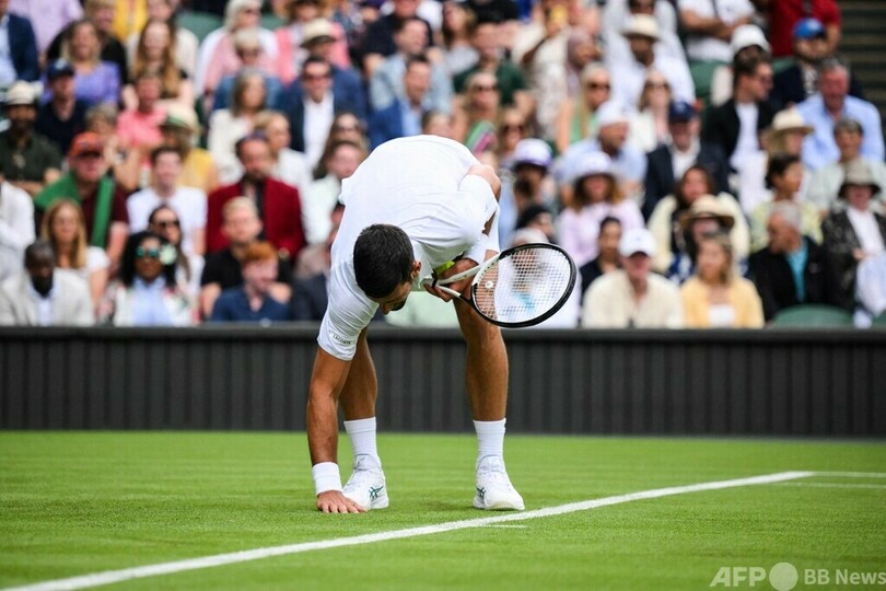ジョコビッチ初戦突破、タオルで芝乾かすジョークも ウィンブルドン