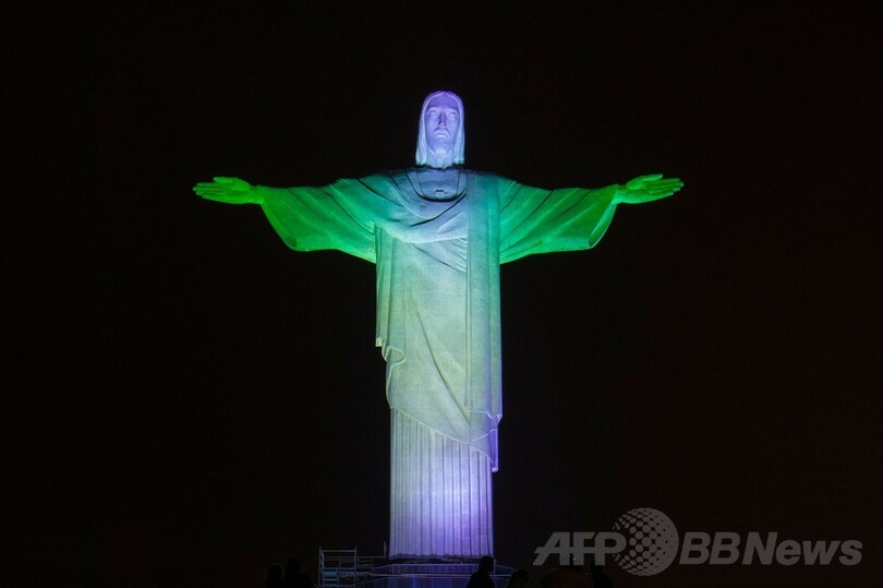 リオのキリスト像が日の丸カラーに、W杯開幕祝う ブラジル