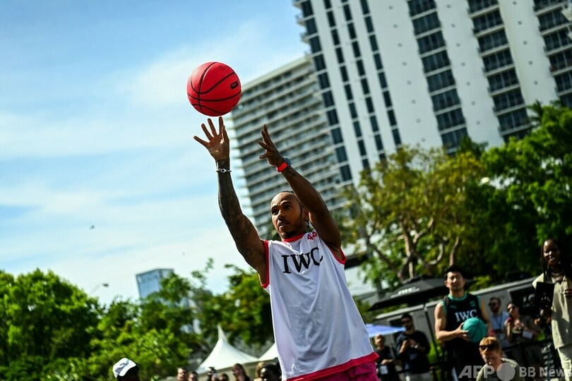 F1ハミルトンがバスケ マイアミでイベント参加