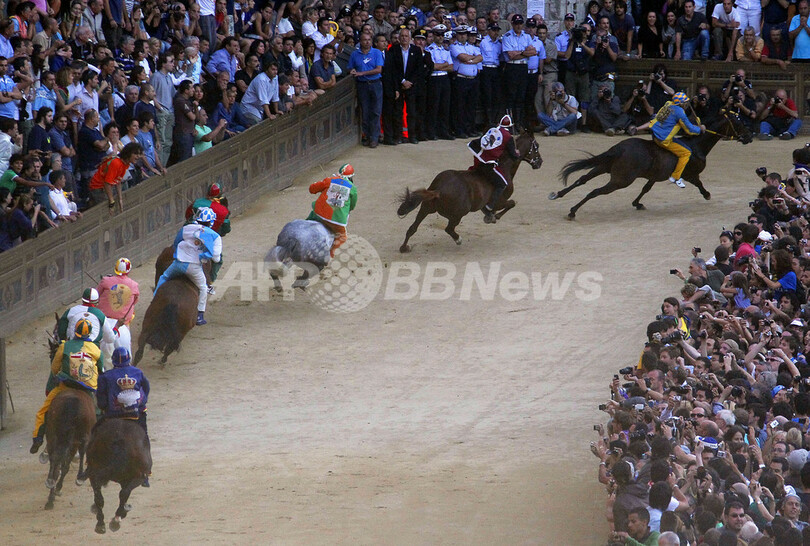伝統競馬「パリオ」、カンポ広場で開催 イタリア