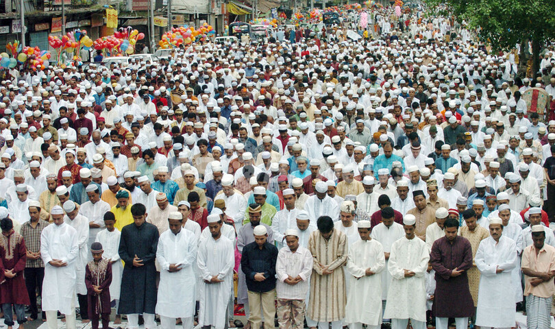 「イード・アル・フィトル」で国の平穏を祈るバングラデシュの人々