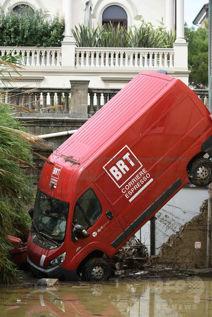 伊中部で豪雨、洪水で6人死亡 3歳女児救った祖父ら犠牲