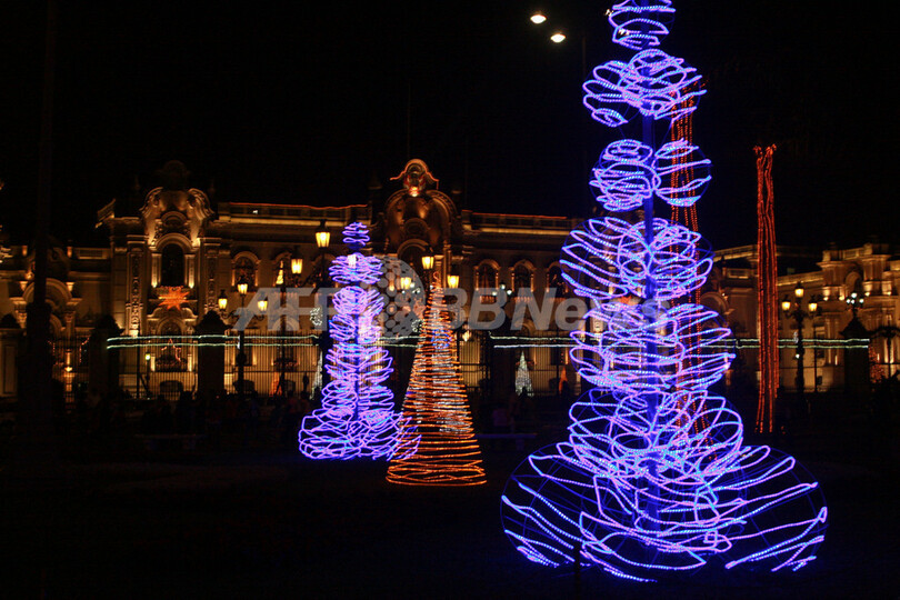 南米ペルーのクリスマス、広場彩るイルミネーション