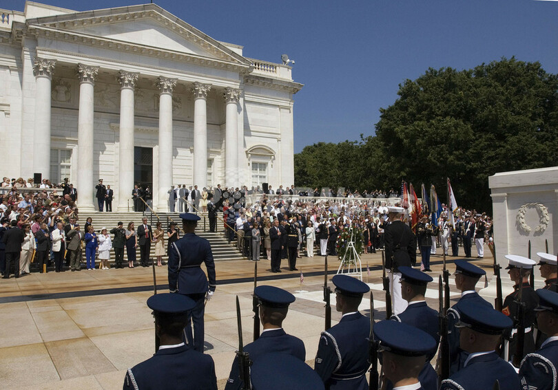 ブッシュ大統領、戦没将兵追悼記念日式典に出席 - 米国