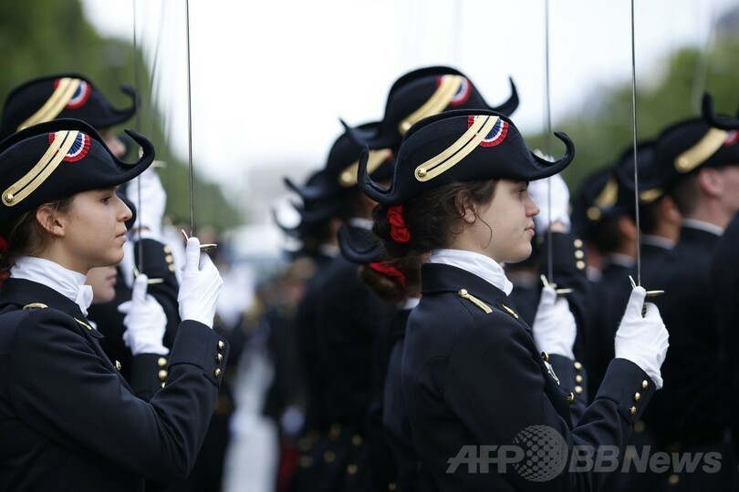 仏革命記念日で軍事パレード、自衛隊員も行進