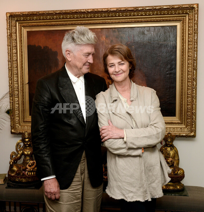 デヴィッド・リンチ プロデュース、歌手クリスタ・ベルがパフォーマンスを披露