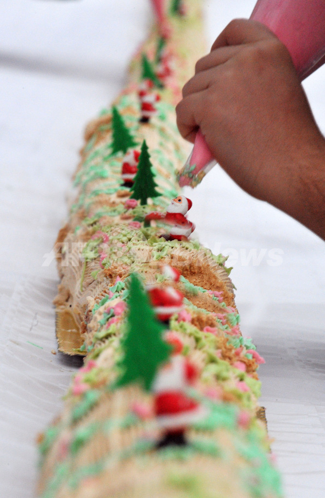 世界最長の丸太型クリスマスケーキは158.53メートル