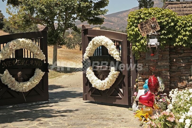 M・ジャクソンさんの遺体、2日にネバーランドへ