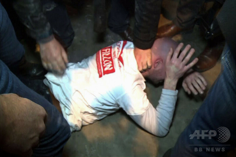 フィヨン候補、顔に小麦粉投げつけられる 仏大統領選の集会で