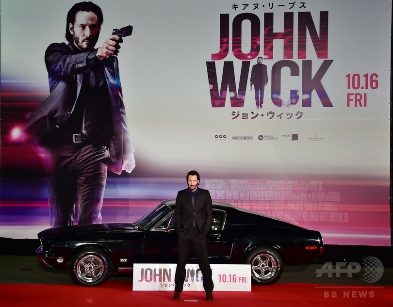 キアヌ・リーヴス、最新作をPR 柔道野村氏から黒帯受け取る