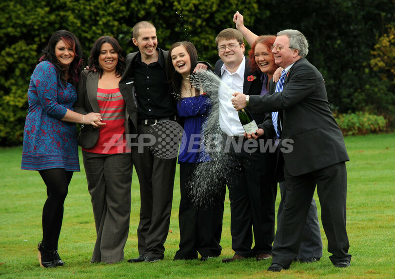 欧州宝くじ「ユーロミリオンズ」、英7人が共同購入で69億円当せん