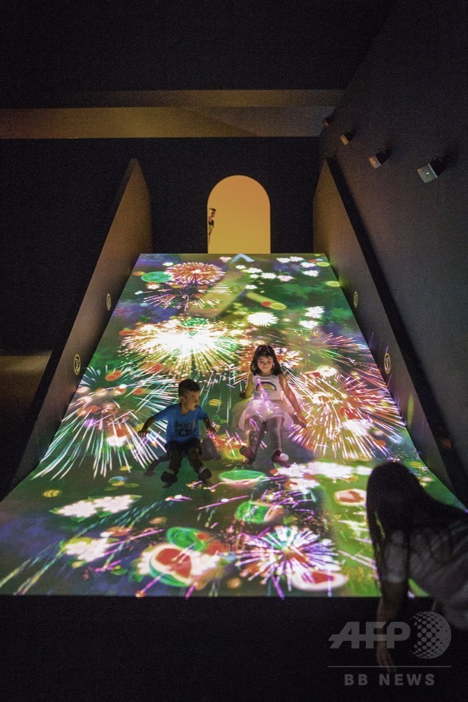 チームラボ、台湾で「すべって育てる！フルーツ畑」展示