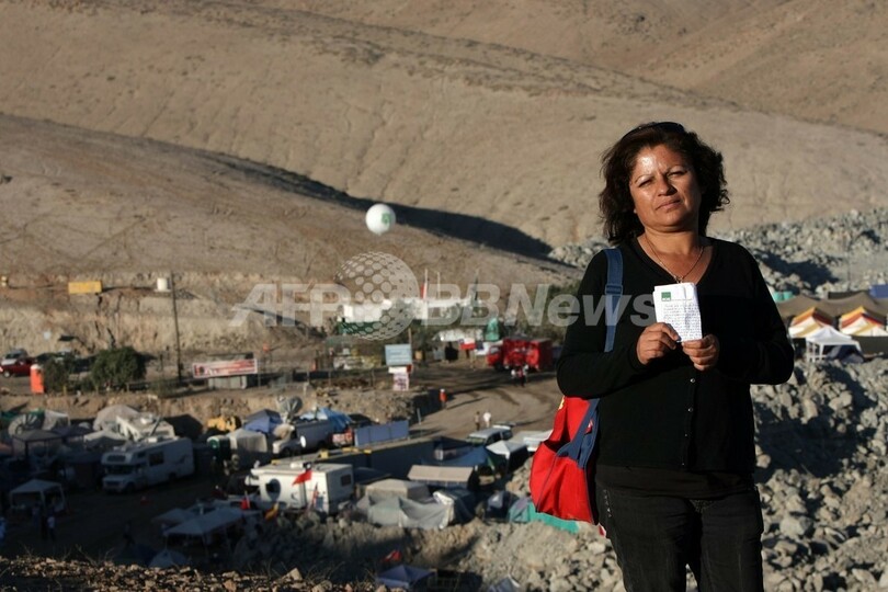 チリ鉱山の作業員救出、細い穴が開通目前