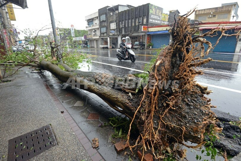 台風7号が台湾を直撃、1人死亡 30人以上けが