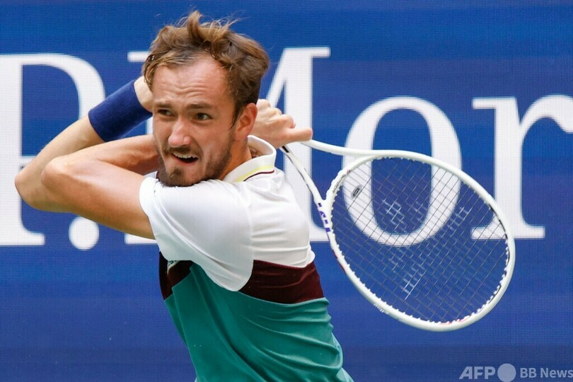 メドベージェフ、酷暑乗り越え全米OP4強 同胞ルブレフ下す