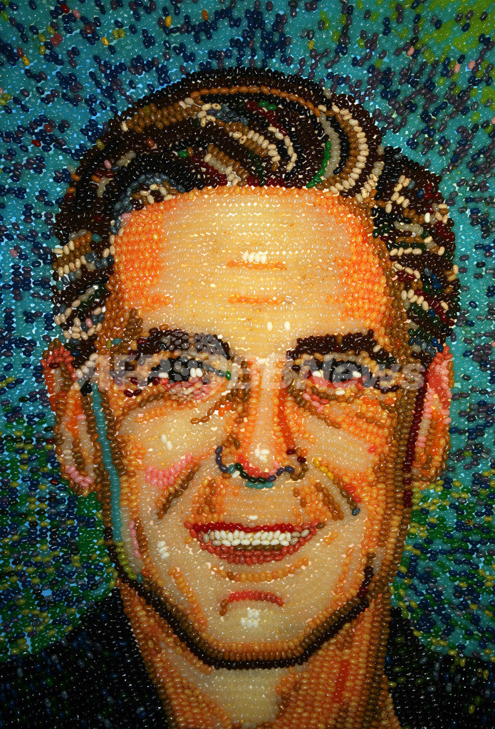 ジェリービーンズで描いたジョージ・クルーニーの肖像画、完成