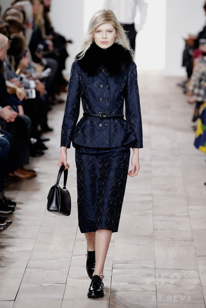 オーバーサイズのファーコートで見せるエレガンス、「マイケル・コース コレクション」15/16年秋冬