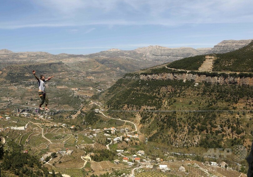絶景の渓谷で綱渡り、レバノン