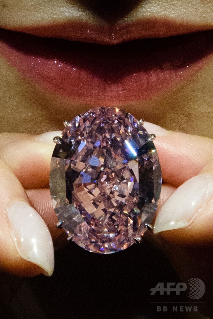 巨大ピンクダイヤ、史上最高79億円で落札