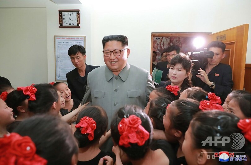 金正恩氏、北朝鮮北部の教育施設を視察 少女へのハグも