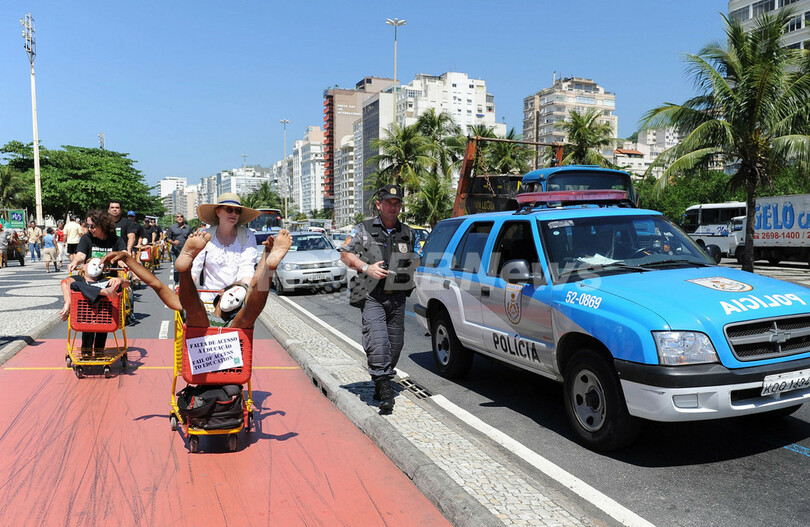 リオで暴力反対デモ、スラムでは1週間で30人殺害 ブラジル