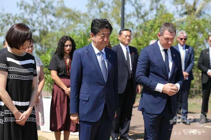 豪訪問の安倍首相夫妻、旧日本軍の潜水艦乗組員を追悼