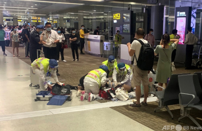 上海浦東空港 心肺停止の乗客を救助