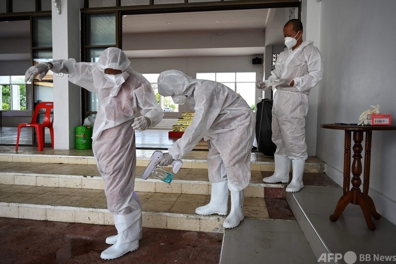 タイの僧侶、遺体搬送や検体採取を支援