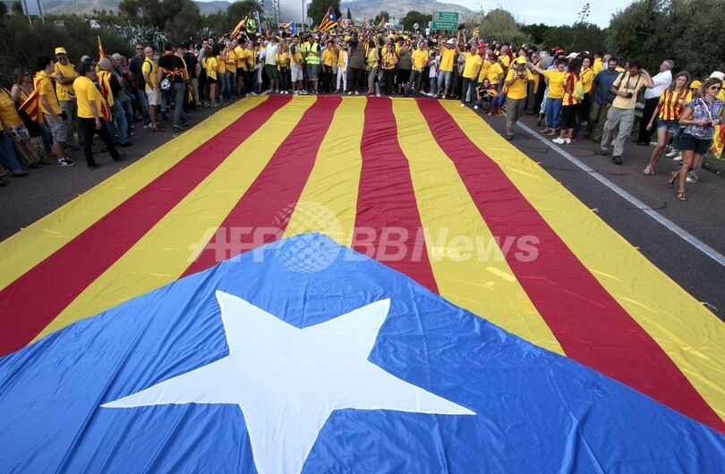 スペイン・カタルーニャ州で独立求める「人間の鎖」