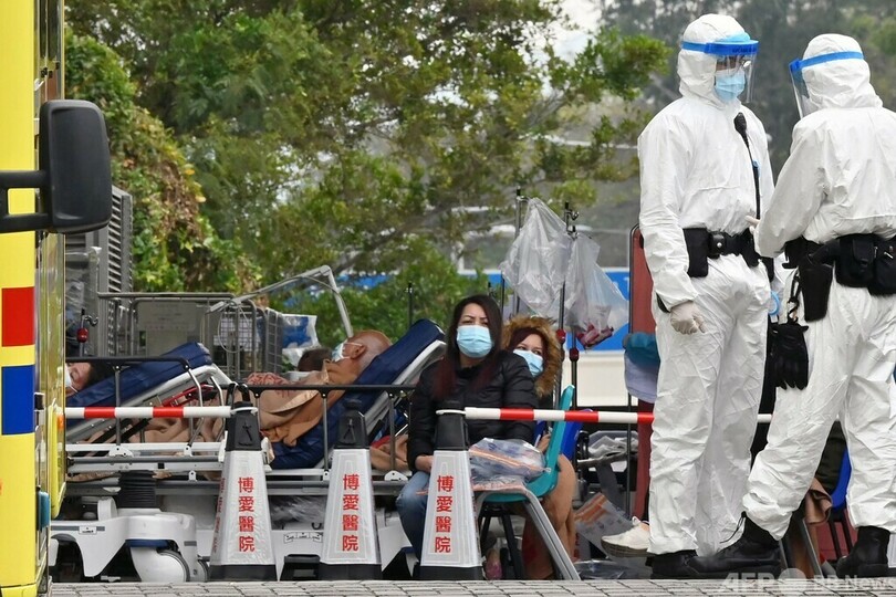 病院の外にもベッド 医療逼迫の香港