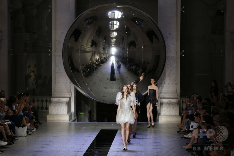 一張羅を着て外出した時代を懐かしんで、「ディーチェ・カヤック」15/16年秋冬オートクチュール